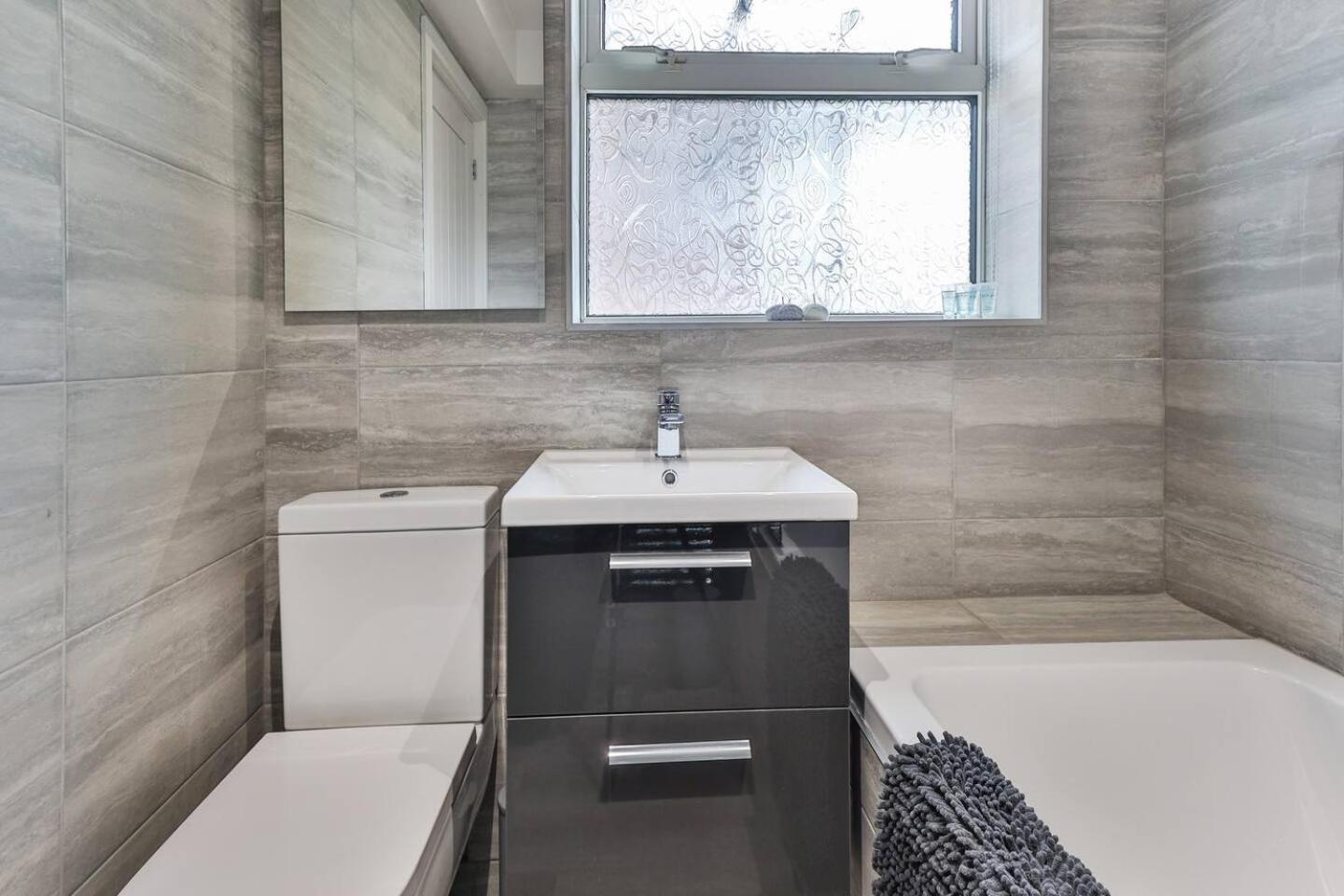 Newly Renovated 3 Bed 2 Bath Apartment & Parking Sheffield Luaran gambar