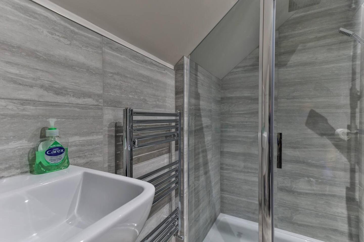 Newly Renovated 3 Bed 2 Bath Apartment & Parking Sheffield Luaran gambar
